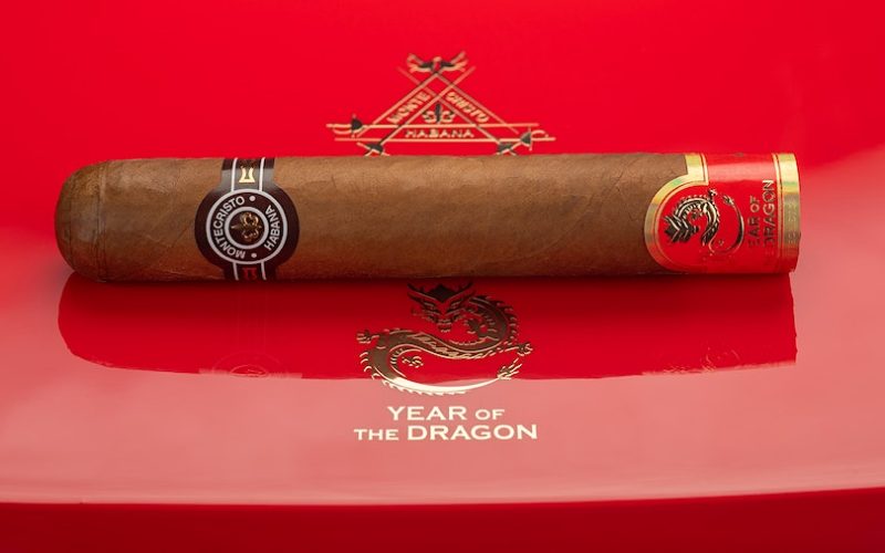 Um Charuto Montecristo cubano para o ano do dragão