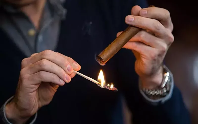 Como acender um charuto: O ritual do fogo