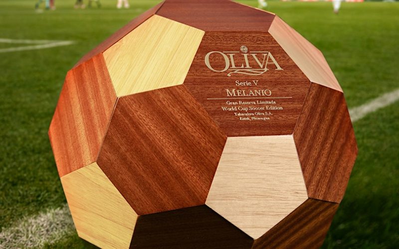 O umidor em forma de bola de futebol da Oliva Cigar homenageia a Copa do Mundo.